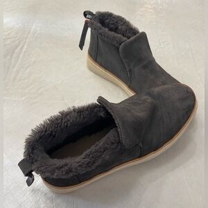 TOMS Forged Iron Grey Suede Paxton Slip On sneaker with buzzy liner. Size 8.